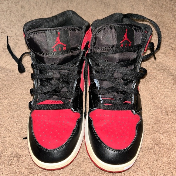 Jordan 1 Mid’s Red & Black Size 7Y - Picture 1 of 8